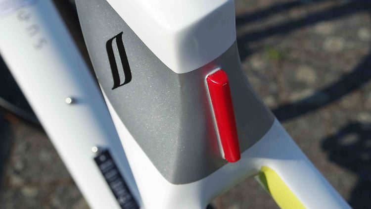 In den Rahmen ist ein LED-Rücklicht eingelassen. Das Finish der Lackierung hat speziell an dieser Stelle noch Verbesserungspotenzial.