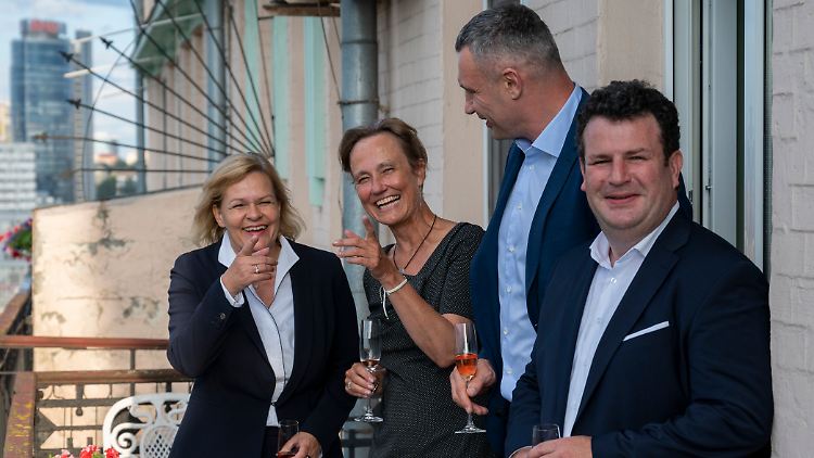 Dieses Foto sorgte für Ärger: Mit Sektglas in Kiew stehen Nancy Faeser (links), Anka Feldhusen, Vitali Klitschko und Hubertus Heil.