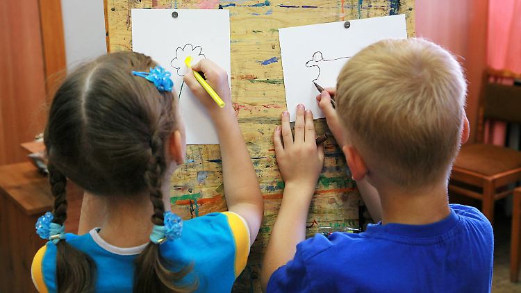 Nach Auswertung einer PISA-Studie von 2018 stellen die IFO-Forscher fest, dass ukrainische Kinder gut in unser Bildungssystem integriert werden können. 