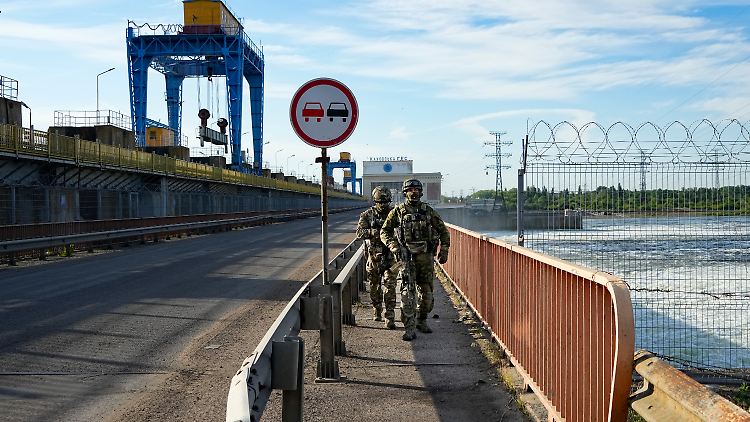 Bereits seit mehreren Wochen patrouillieren russischen Soldaten auf der Brücke am Wasserkraftwerk von Kachowka.