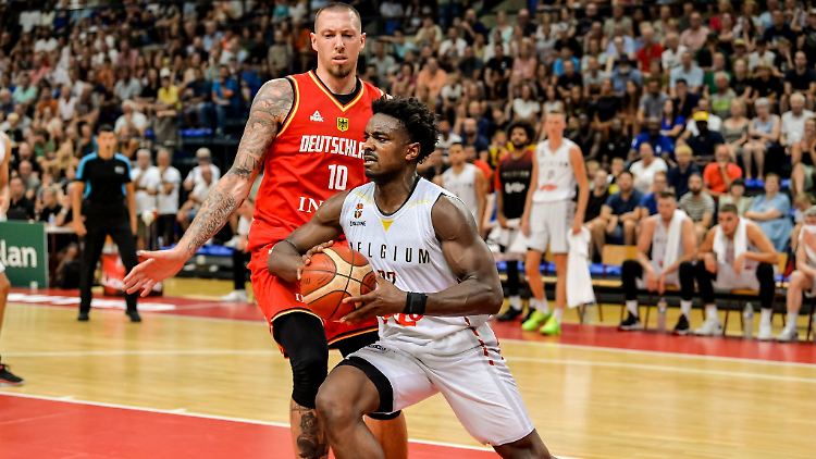 Daniel Theis (l) in Aktion gegen den Belgier Retin Obasohan.