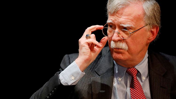 Bolton gilt als außenpolitischer Falke. Nach knapp eineinhalb Jahren als Nationaler Sicherheitsberater trat er wegen schwerwiegender Meinungsverschiedenheiten mit dem damaligen Präsidenten Trump zurück.