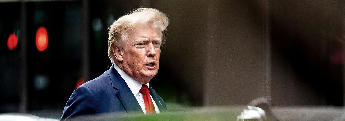 Ex-US-Präsident Donald Trump auf dem Weg zur New Yorker Generalstaatsanwaltschaft, wo er im Rahmen einer zivilrechtlichen Untersuchung aussagen muss.