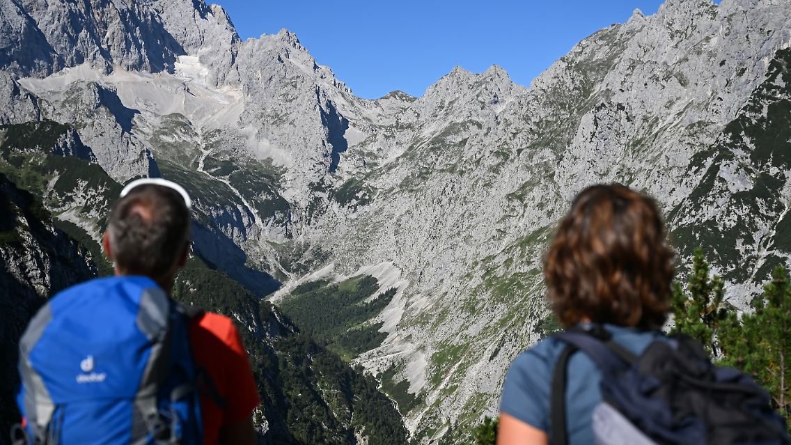 Das Eis des Blaueisgletschers, des Schneeferners auf der Zugspitze sowie des Höllentalferners ist innerhalb nur eines Jahres deutlich zurückgegangen.
