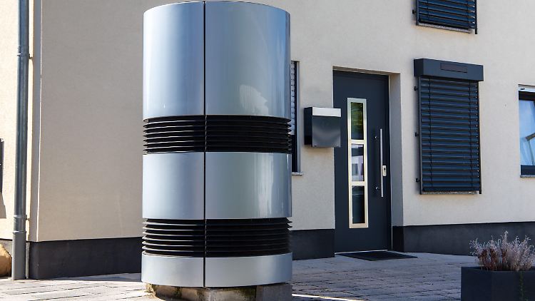 Begehrt: Luft- und Wasserwärmepumpe an einem neuen Wohnhaus.