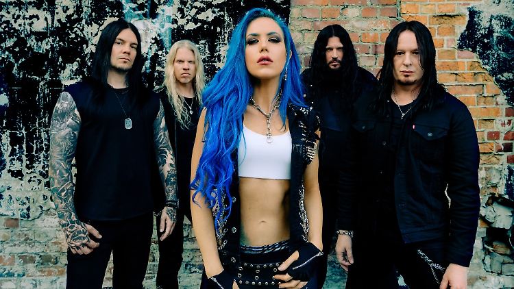 Alissa White-Gluz: Eine starke Frau zwischen vier Männern.