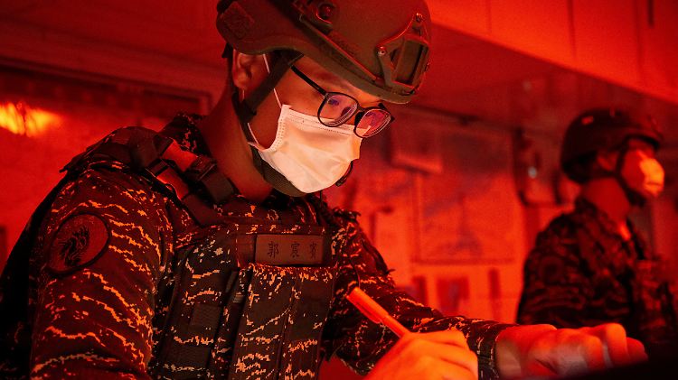 Ein taiwanesischer Marinesoldat überwacht den Seeraum vor der Insel: Das Land muss dringend seine Marine ausbauen. 