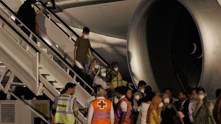 Afghanische Flüchtlinge kommen mit einem Flugzeug aus Islamabad auf dem Luftwaffenstützpunkt Torrejón de Ardoz an.
