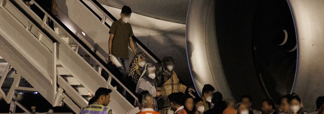 Afghanische Flüchtlinge kommen mit einem Flugzeug aus Islamabad auf dem Luftwaffenstützpunkt Torrejón de Ardoz an.