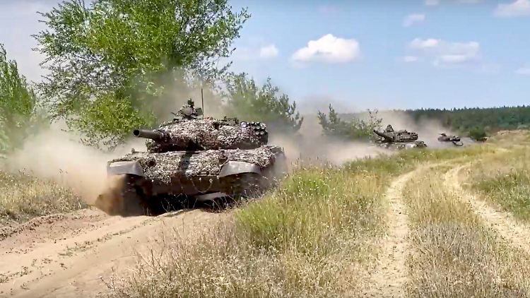 Der Verschleiß ist groß: russsische Panzer der kremltreuen "Volksrepublik" Luhansk an einem unbekannten Ort in der Ukraine