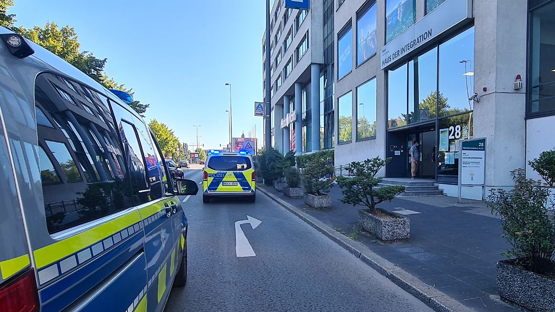 Einsatzfahrzeuge der Polizei stehen vor dem Haus der Integration in Wuppertal.