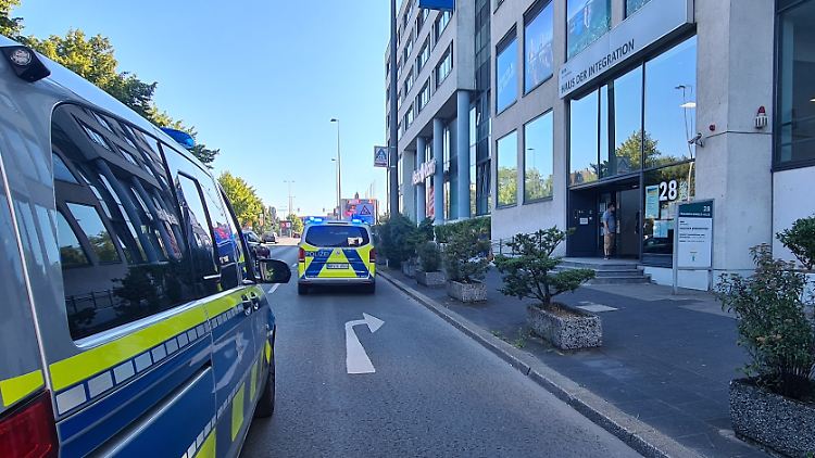 Einsatzkräfte der Polizei haben die Lage vor dem Haus der Integration unter Kontrolle gebracht.