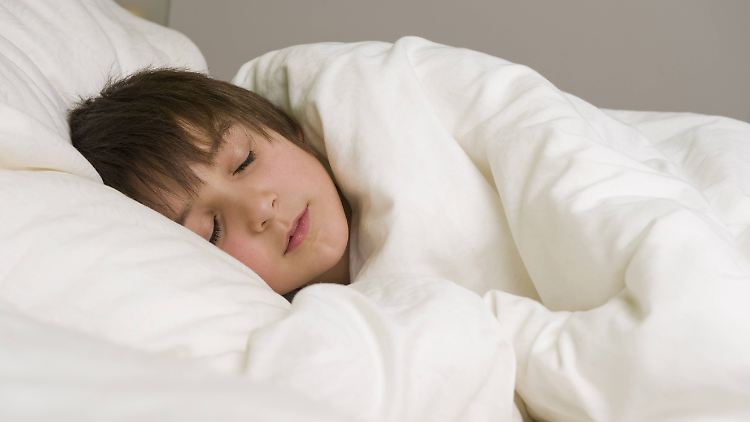 Neun Stunden Schlaf ist das Maß, das Experten für eine gesunde Entwicklung von Kindern im Grundschulalter angeben.  