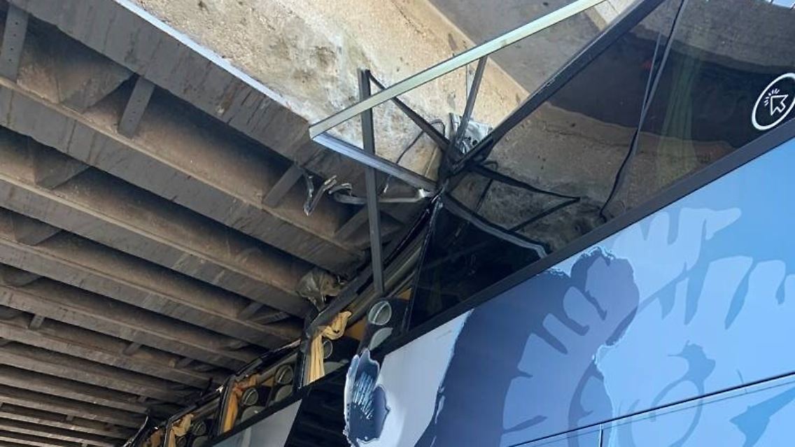 Ein Reisebus hat sich unter einer Brücke festgefahren und wurde schwer beschädigt.