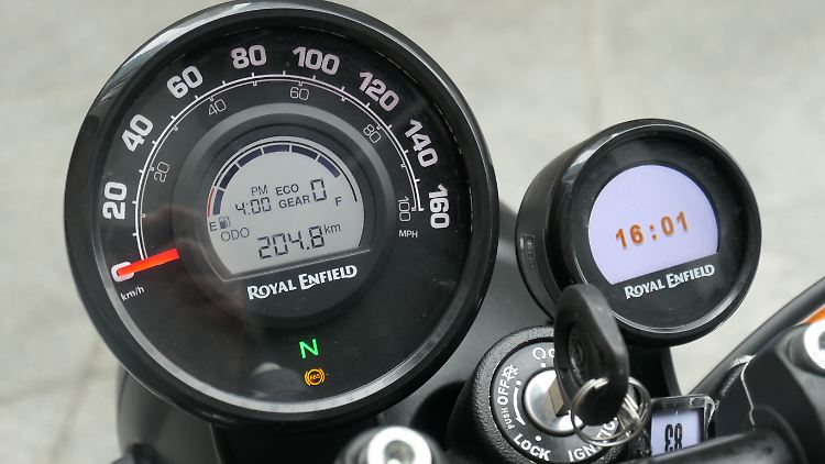 Analogtacho mit integriertem LC-Display für den Benzinstand und Anzeige der fünf Gänge.