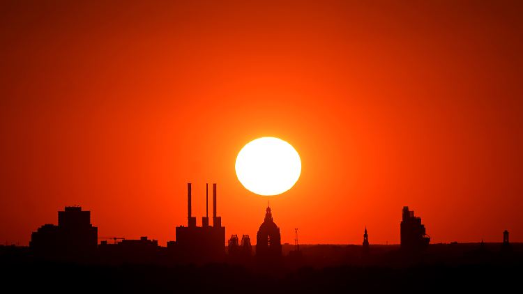 Die Sonne geht hinter dem Gaskraftwerk Linden bei Hannover unter.