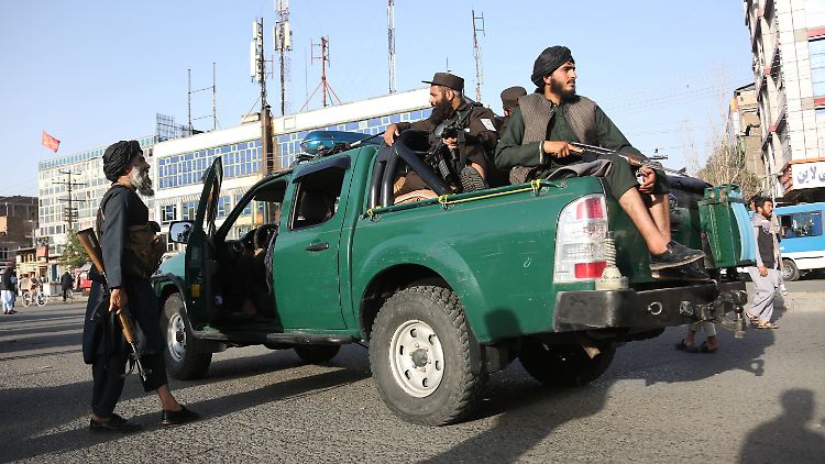 Taliban patrouillieren nach einem Anschlag in Kabul.
