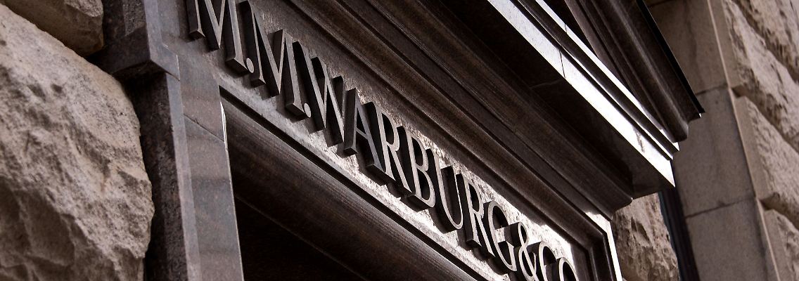 Blick auf den Eingang der Warburg-Bank in Hamburg. Nach Treffen von Olaf Scholz mit den Bank-Gesellschaftern Christian Olearius und Max Warburg hatte die Finanzverwaltung eine millionenschwere Steuerrückforderung gegen die Bank zunächst verjähren lassen.