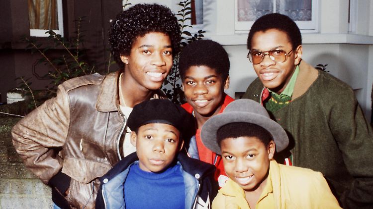 Frederick "Junior" Waite (hinten links) feierte mit Musical Youth Erfolge.