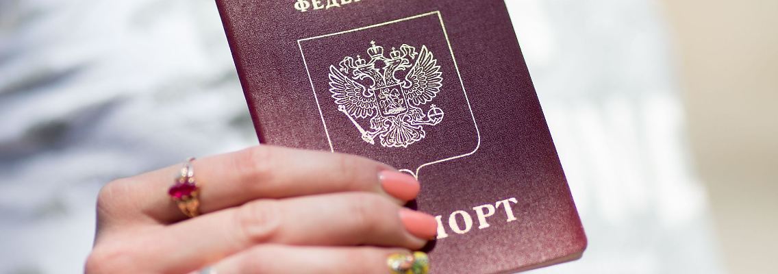 Eine Russin zeigt ihren Reisepass. Estland hat als eine Reaktion auf Russlands Angriffskrieg die Vergabe von Visa und Aufenthaltsgenehmigungen an Russen ausgesetzt.