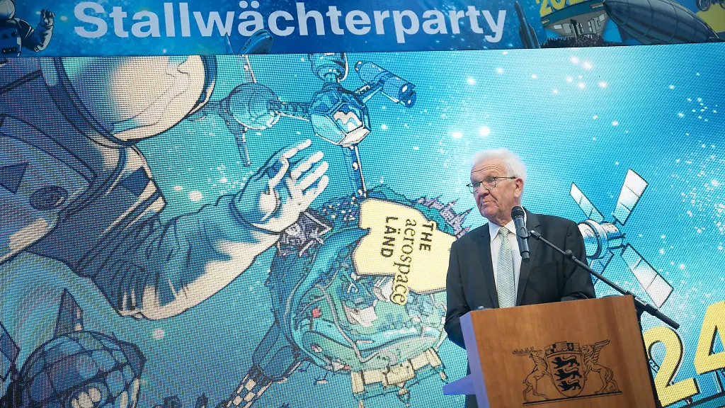 Eroeffnet-die-Stallwaechterparty-in-Berlin-in-deren-Zentrum-in-diesem-Jahr-die-Luft-und-Raumfahrt-steht-Baden-Wuerttembergs-Ministerpraesident-Winfried-Kretschmann-Gruene