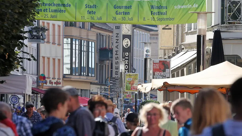 Fuer-Filetstuecke-in-der-Innenstadt-steigt-die-Grundsteuer-ab-2025-voraussichtlich-An-den-Berechnungsregeln-in-MV-hatte-es-Kritik-gegeben-Doch-die-Landesregierung-und-der-Staedte-und-Gemeindetag-haben-sich-nun-gegen-Aenderungen-entschieden