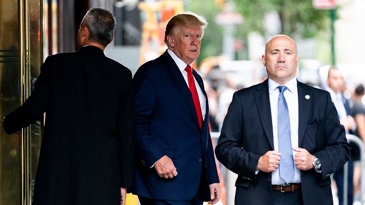 Trump soll vertrauliche Materialien mit nach Hause genommen haben, zwölf Kisten mit Unterlagen hat das FBI angeblich beschlagnahmt.
