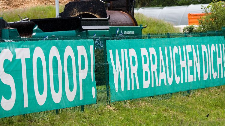Viele deutsche Betriebe suchen händeringend nach Fachkräften.
