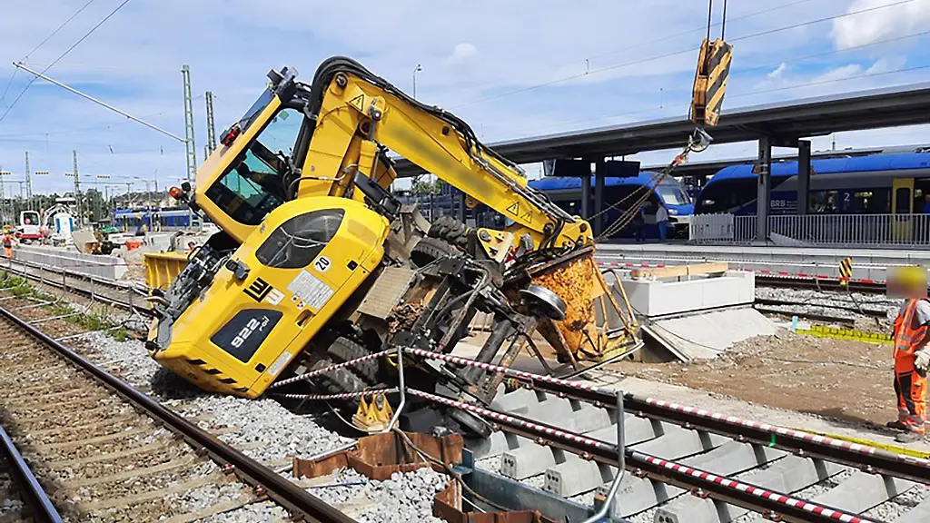 Der-umgekippte-Bagger-verursachte-Verspaetungen-auf-der-Bahnstrecke-von-Muenchen-nach-Salzburg
