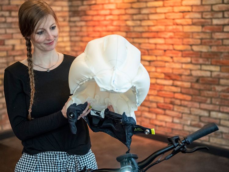 Frau nach einem simulierten Fahrradsturz mit dem ausgelösten Radfahrer-Airbag "Hoevding 3".