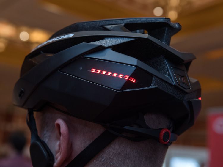 Moderne Fahrradhelme können nicht nur die Sicherheit, sondern auch den Komfort etwa mit Freisprechanlagen oder Lichtsignalen erhöhen.