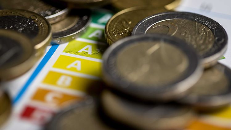 Mit neuen, sehr energieeffizienten Geräten kann man bei hohen Stromkosten viel Geld sparen.