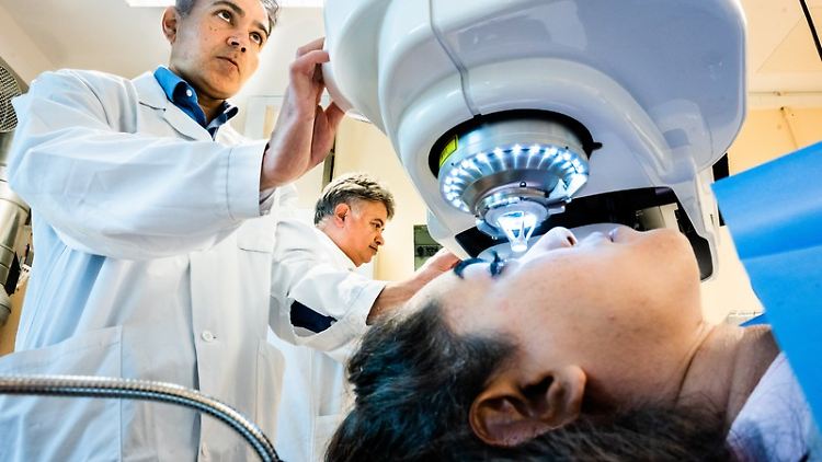 In einer Pilotstudie stellte das Implantat das Sehvermögen von 20 Menschen mit kranken Hornhäuten wieder her, von denen die meisten vor der Implantation blind waren.
