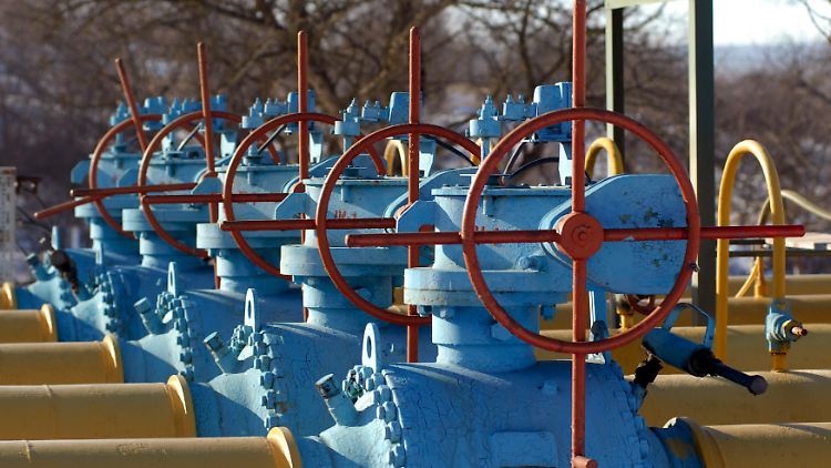 Russland dreht am Gashahn: "Rubeltausch auf einem Gazprom-Konto oder das leidige Turbinenthema mit Siemens - all das hätte es bei einem Embargo im März nicht gegeben," schreiben die Autoren in der zweiten Bachmann-Studie.