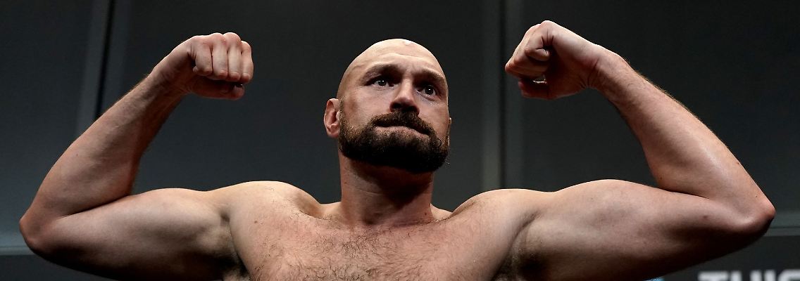 Tyson Fury zeigt während einer Pressekonferenz seine Muskeln.