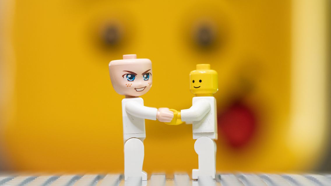 Eine Figur des Herstellers Qman (l) und eine Figur des Herstellers Lego (r) stehen in dem Geschäft «Steingemachtes». Der Laden bietet Klemmbausteine aus China an.