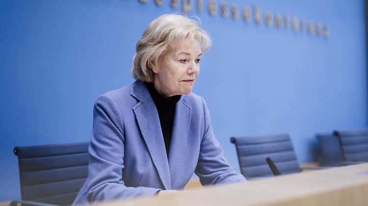 Steinbach ist Vorsitzende der AfD nahen Desiderius-Erasmus-Stiftung.