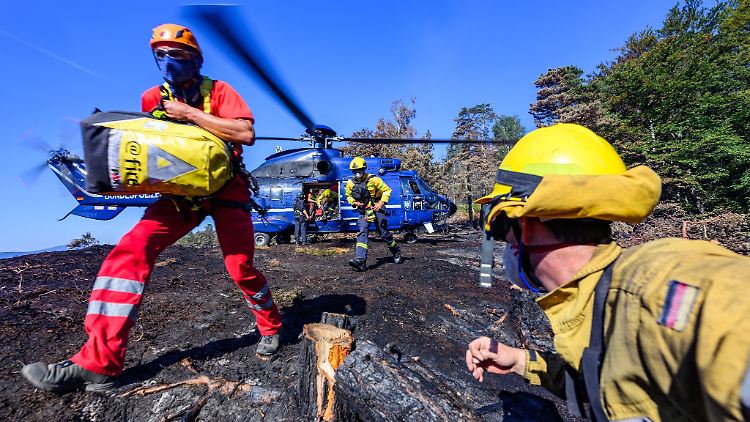 Einsatzkräfte der Freiwilligen Feuerwehr kommen landen mit dem Hubschrauber im Nationalpark Sächsische Schweiz.