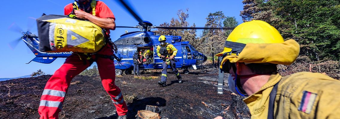 Einsatzkräfte der Freiwilligen Feuerwehr kommen landen mit dem Hubschrauber im Nationalpark Sächsische Schweiz.