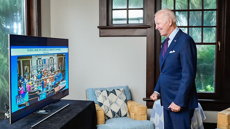 US-Präsident Biden teilte auf Twitter ein Bild von sich, während er die Abstimmung im Kongress verfolgt.