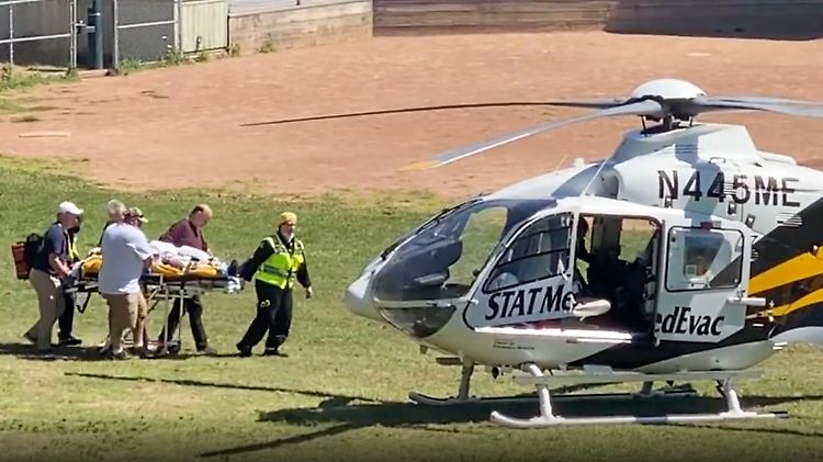 Salman Rushdie wird mit einem Helikopter ins Krankenhaus geflogen. 