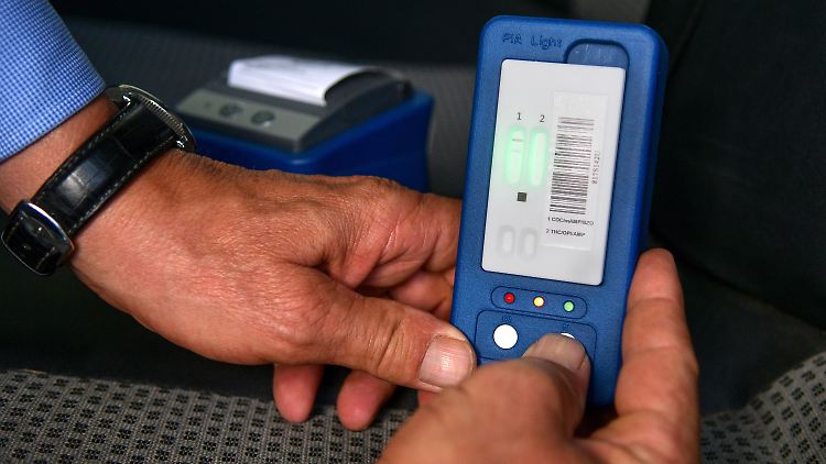 Mit solchen Testgeräten kann die Polizei verbotene Substanzen in den Körperflüssigkeiten von Verkehrsteilnehmern feststellen.