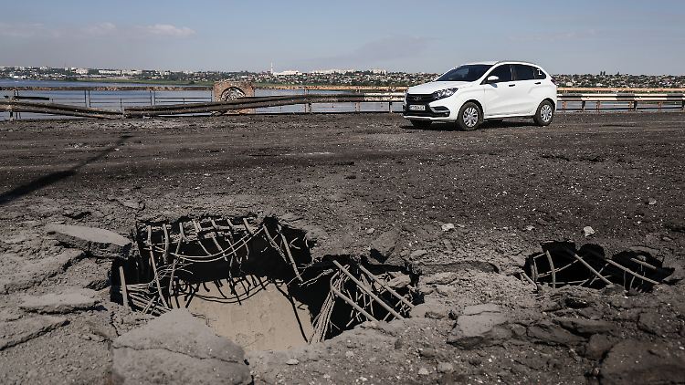 Zivile Fahrzeuge können die Antoniwka-Autobrücke womöglich noch passieren, schweres militärisches Gerät dagegen nicht. 