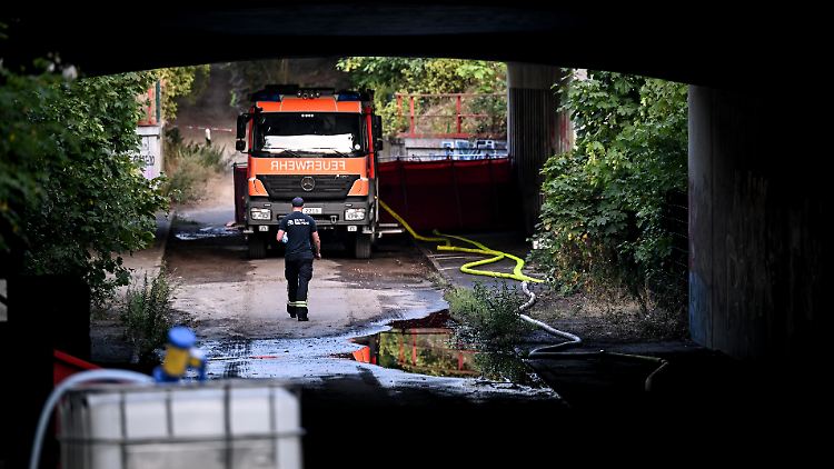 Die Feuerwehr musste Glutnester umgraben. 