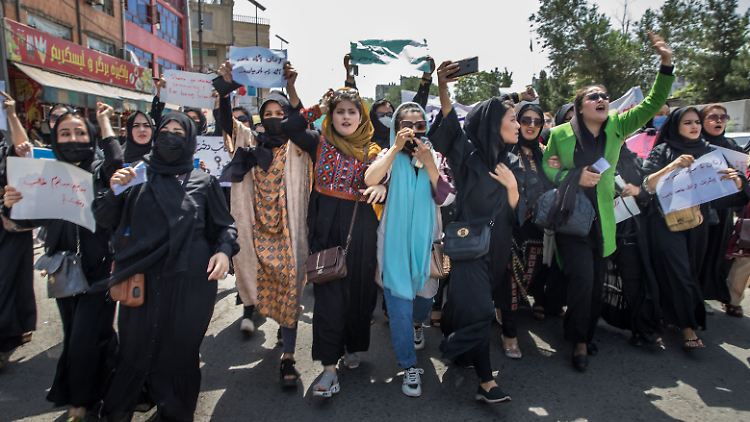Frauen demonstrieren in Afghanistan für Essen, Arbeit und Freiheit.