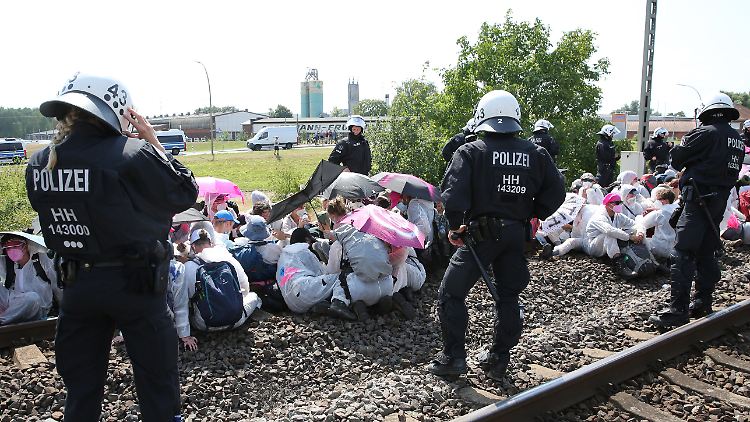 Die Demonstranten setzten sich auf die Gleise in Hamburg.