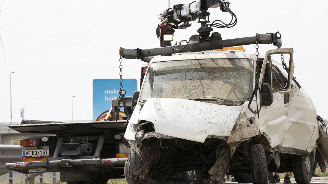 Das Unfallfahrzeug bei der Bergung auf der A6 beim Grenzübergang Kittsee.