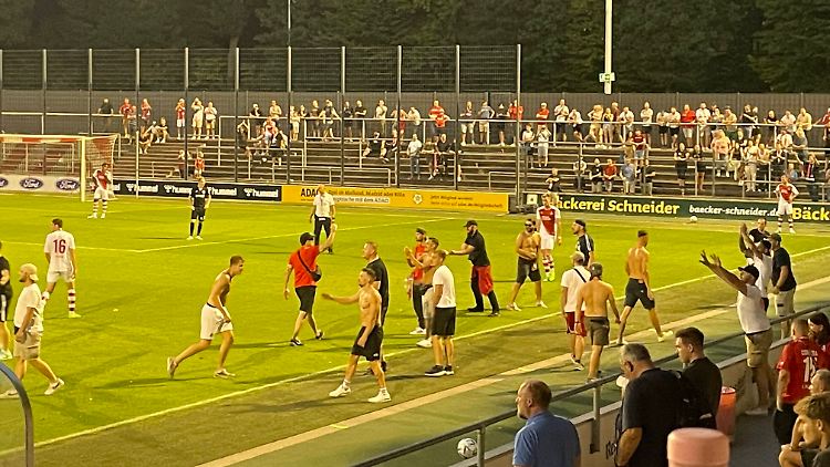 Zu viele Menschen auf dem Platz: Fans des 1. FC Köln machten dem U21-Team das Leben schwer.