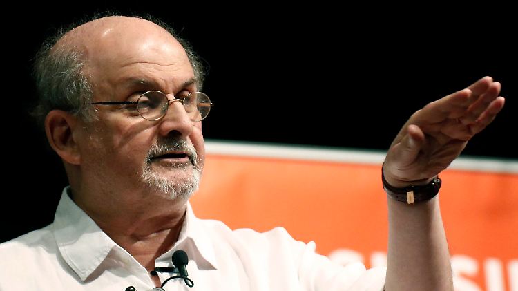 Rushdie wurde nach dem Attentat notoperiert und an ein Beatmungsgerät angeschlossen.