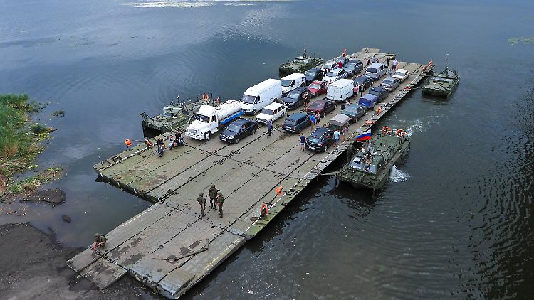 Der Nachschub und die Versorgung für Tausende russische Truppen auf der Westseite des Dnipro sei derzeit von zwei provisorischen Fährverbindungen abhängig, heißt es in einer Einschätzung britischer Geheimdienste.